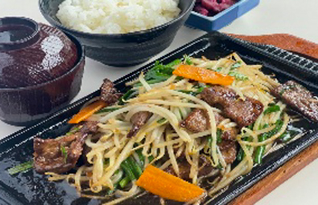 レバニラ鉄板焼き料理写真