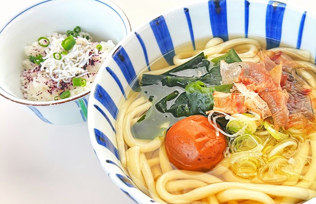 梅とわかめの京風だしうどん（しらすご飯付）